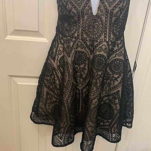 SanJoy Size Medium Black Lace Cream Spaghetti Strap Back Lined Circle Mini Dress - Picture 4 of 9